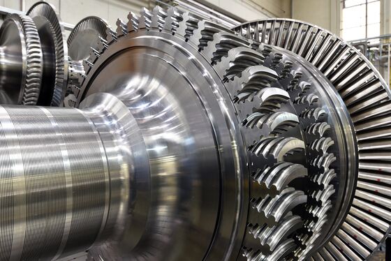 Eine hochglänzende Turbine mit präzisen Metallteilen in einer modernen Industrieumgebung.