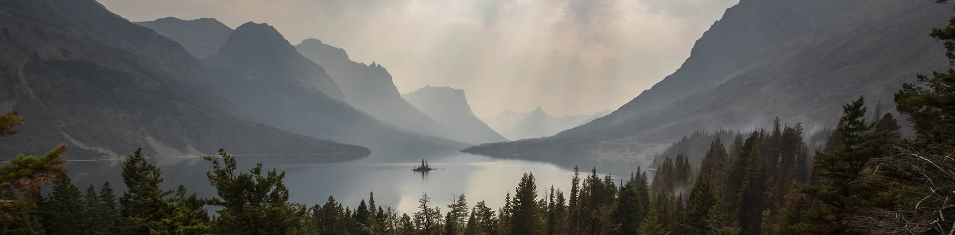 Jetzt auf umweltfreundliche Feuerlöscher umsteigen See mit Berglandschaft im Hintergrund